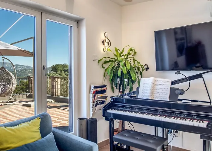 Caruso Private Heated Pool & Sea View